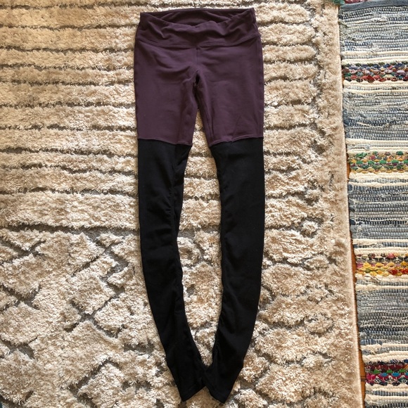 Alo Yoga Goddess Leggings in Eggplant and Black - Picture 5 of 6